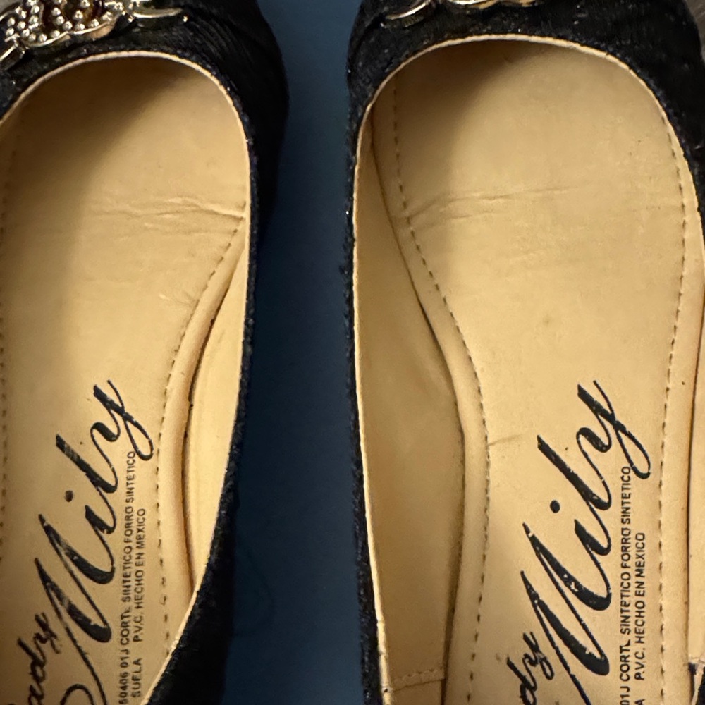 Lady Mily Women's Black and Gold Flats - Picture 6 of 6
